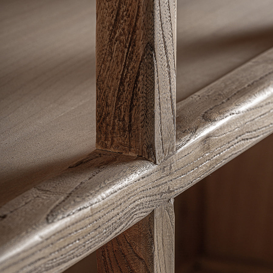 A polcok és keretek finom találkozása, természetes szilfa struktúrával