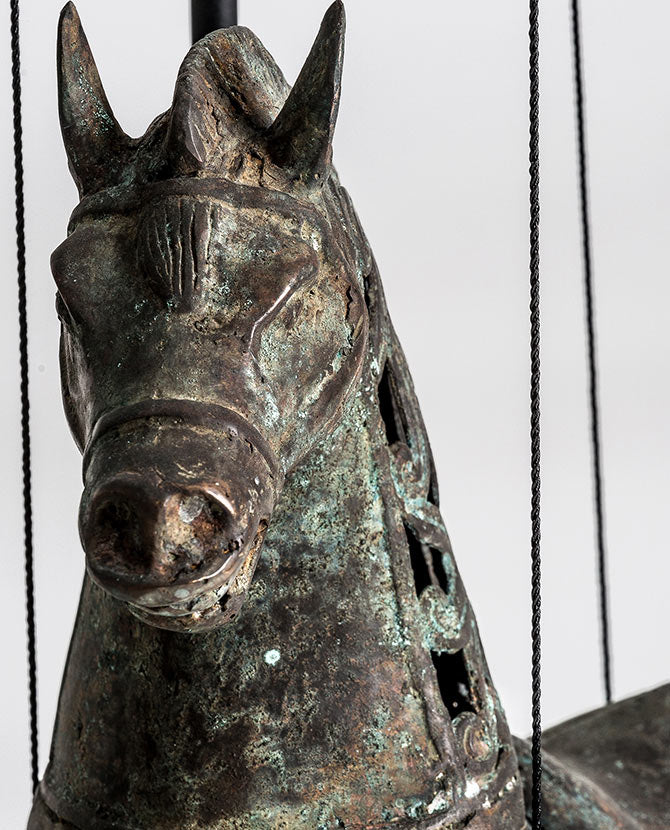 Függesztett kialakítású, kézműves bronz ló figura.