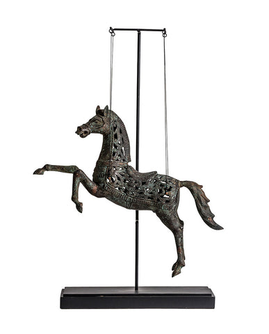 Függesztett kialakítású, kézműves bronz ló figura.
