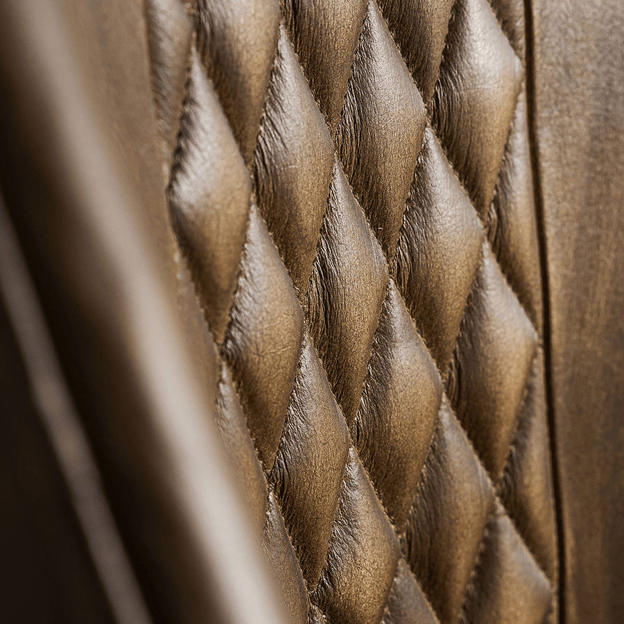 Közelkép a Brouse szék rombuszmintás bőr díszítéséről, sportautós hangulattal.