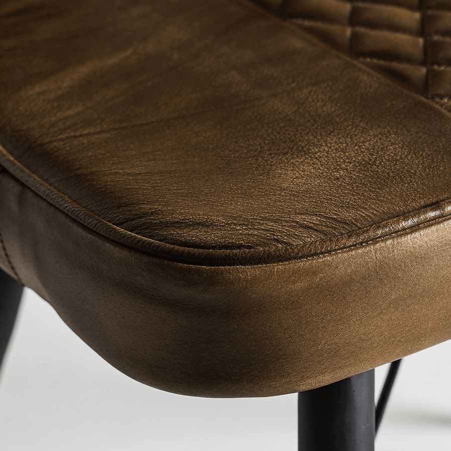 Karamell bőrkárpit természetes textúrája a Brouse szék ülőfelületén.