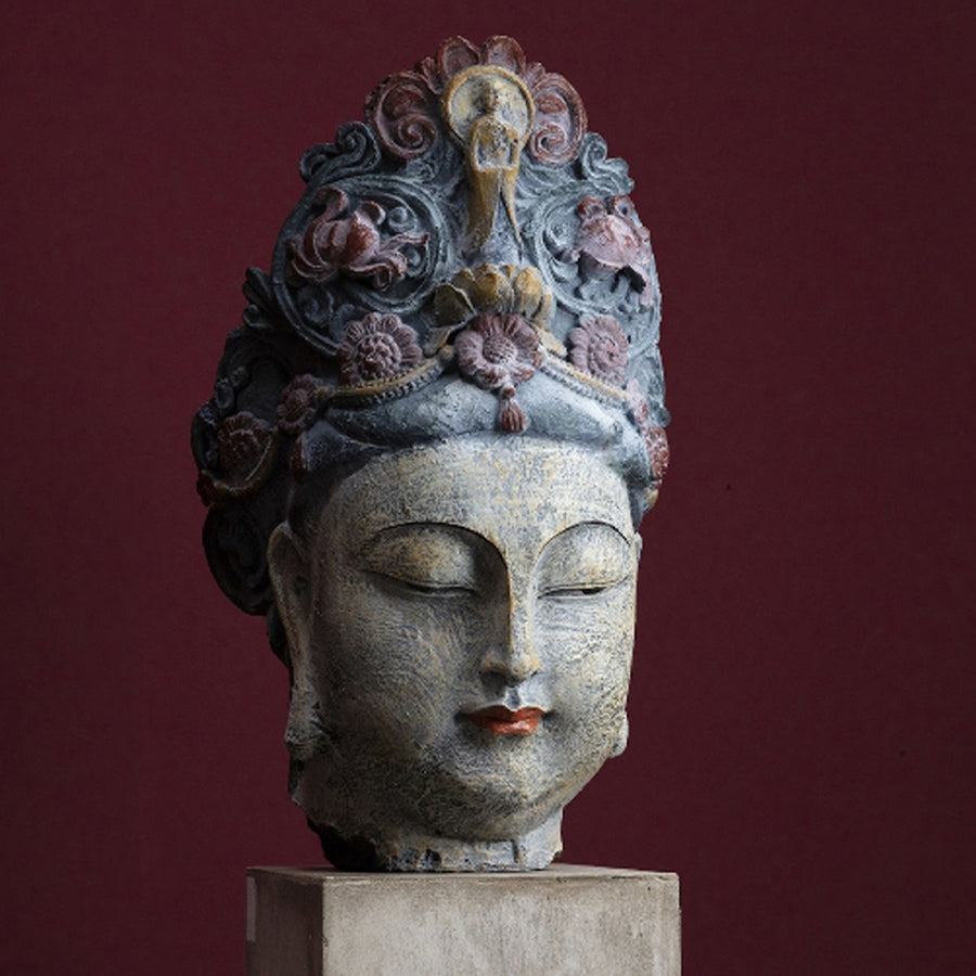 antik Buddha szobor fej meditáló arckifejezéssel