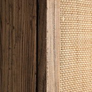 BYREMO gardróbszekrény anyagának részlete – natúr szilfa faerezet és fonott rattan ajtóbetét.