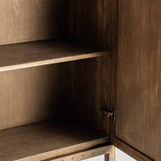 BYREMO gardróbszekrény belső polc közelről – fix polc természetes fa felülettel.