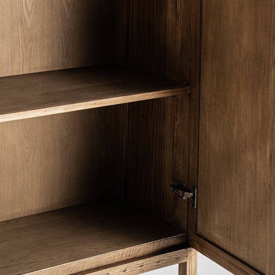 BYREMO gardróbszekrény belső polc közelről – fix polc természetes fa felülettel.