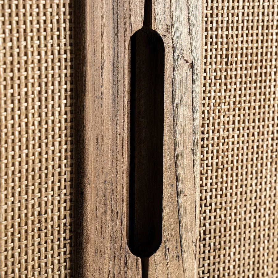 BYREMO szekrény ajtókilincs részlet – süllyesztett, faerezetes fogantyú.