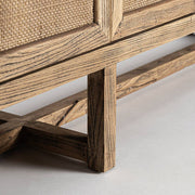 Részletfotó – a Byremo tálaló masszív szilfa lábszerkezete