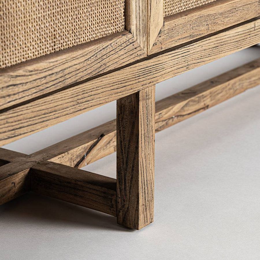 Részletfotó – a Byremo tálaló masszív szilfa lábszerkezete