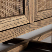 Közelkép – precíz kézi megmunkálás a rattan betét és fa találkozásánál