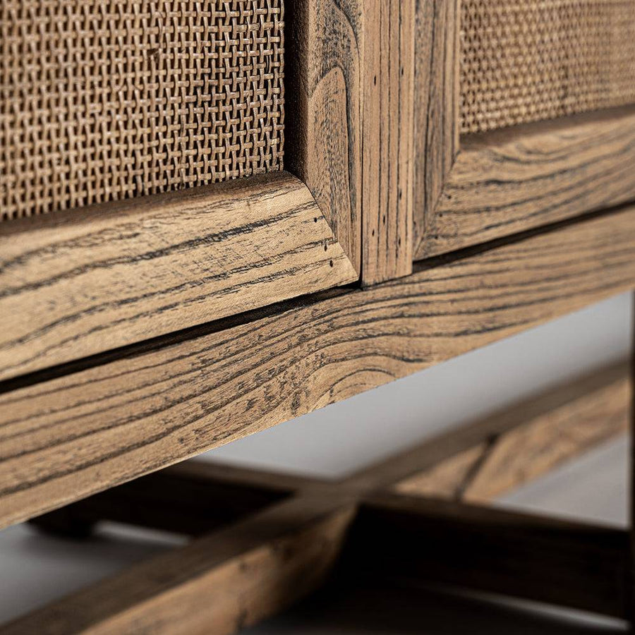 Közelkép – precíz kézi megmunkálás a rattan betét és fa találkozásánál