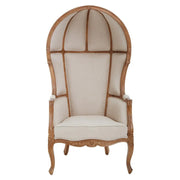 Koloniál stílusú, mindifa szerkezettel kialakított, krémszínű szövettel kárpitozott hintó fotel.