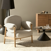 CALISTA bézs fotel modern nappaliban, natúr nyírfa vázzal és bézs kárpittal, skandináv enteriőrben.