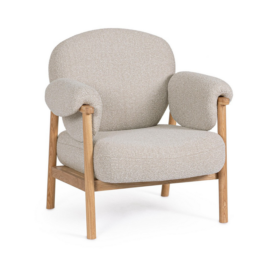 CALISTA bézs szövetkárpitos fotel nyírfa vázzal, lekerekített háttámlával és formázott karfával.