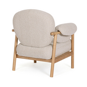 CALISTA bézs fotel hátulnézetből, lekerekített háttámlával és natúr fa vázzal.