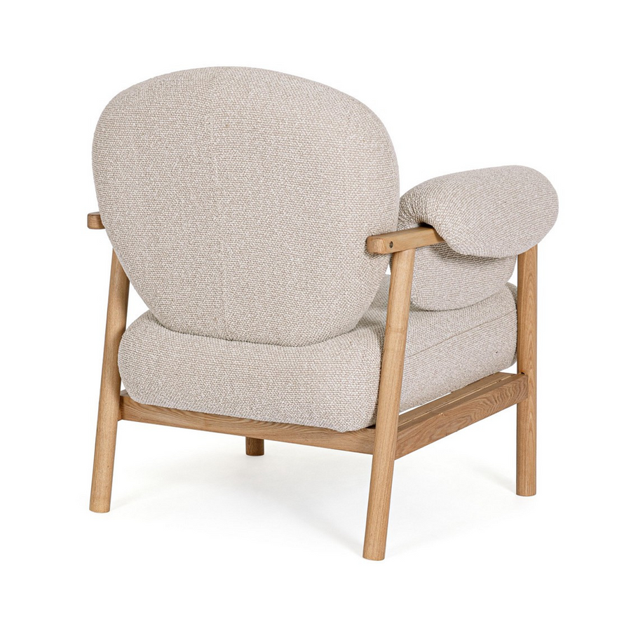CALISTA bézs fotel hátulnézetből, lekerekített háttámlával és natúr fa vázzal.