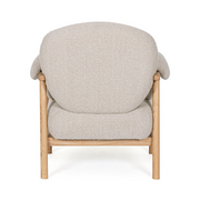 CALISTA bézs fotel karfájának részletfotója, texturált szövetkárpittal és nyírfa vázzal.