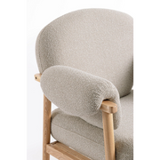 CALISTA bézs fotel részletfotó – kárpitozott karfa és ülőlap találkozása, natúr fa vázzal.