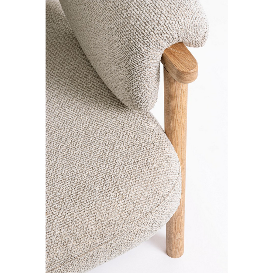 CALISTA bézs fotel háttámla részletfotó, skandináv stílusú nyírfa vázzal.