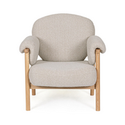 CALISTA bézs nyírfa fotel elölnézetből, vastagon párnázott üléssel és karfával, skandináv stílusban.