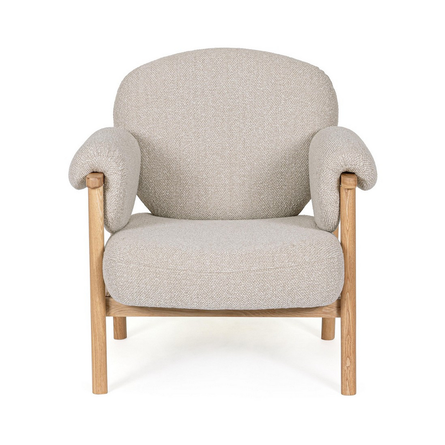 CALISTA bézs nyírfa fotel elölnézetből, vastagon párnázott üléssel és karfával, skandináv stílusban.