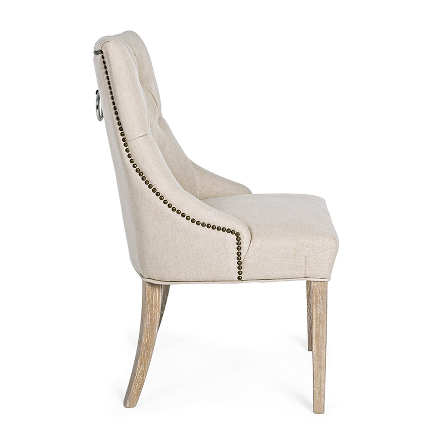 Bézs színű vászonnal kárpitozott, klasszikus formavilágú, elegáns étkezőszék.