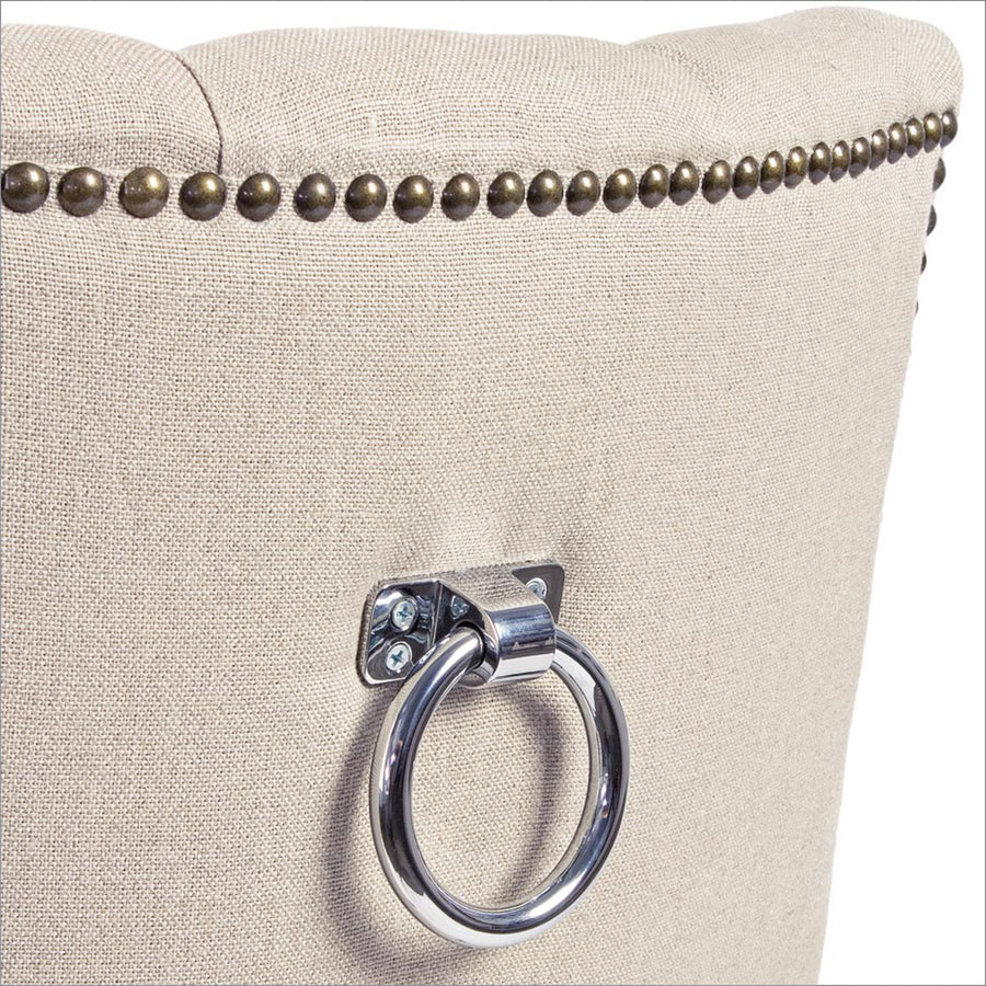 Bézs színű vászonnal kárpitozott, klasszikus formavilágú, elegáns étkezőszék.