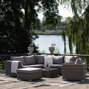 Calvi műrattan lounge szett a kertben, tóparti teraszon elhelyezve.