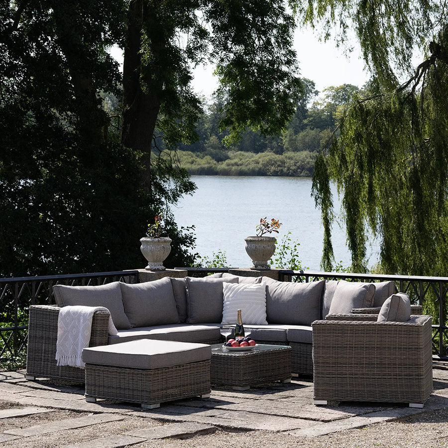 Calvi műrattan lounge szett a kertben, tóparti teraszon elhelyezve.