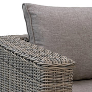 Szövésrészlet a Calvi kerti bútor kartámaszán, kiemelve a kubu fonást.