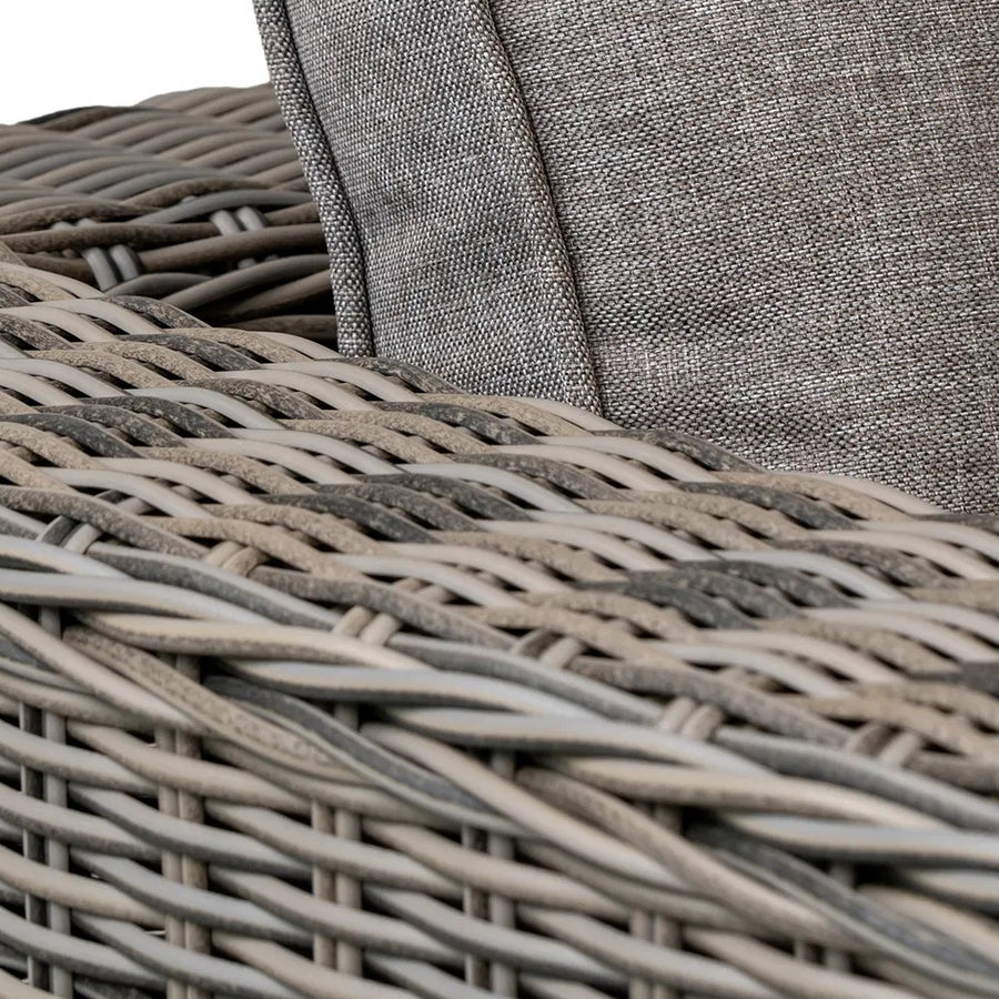 Párnarészlet a Calvi lounge szett szürke ülőbútorán.