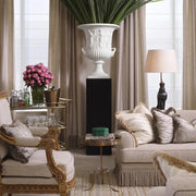 fehér homokkő hatású, plasztikus bakkhánsnőkkel díszitett óriás kratér váza