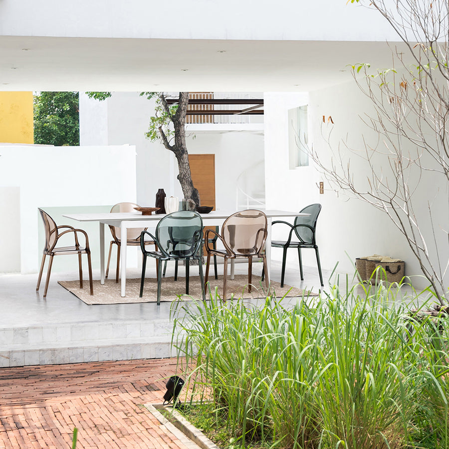 Füstszínű, áttetsző polikarbonátból készült, formatervezett design karosszék.