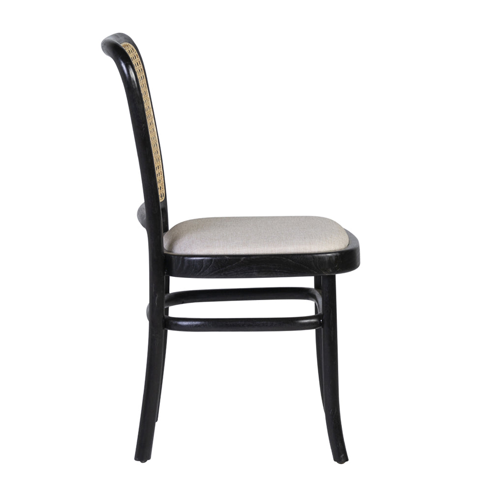 Fekete színű, rattan betétes thonet szék.