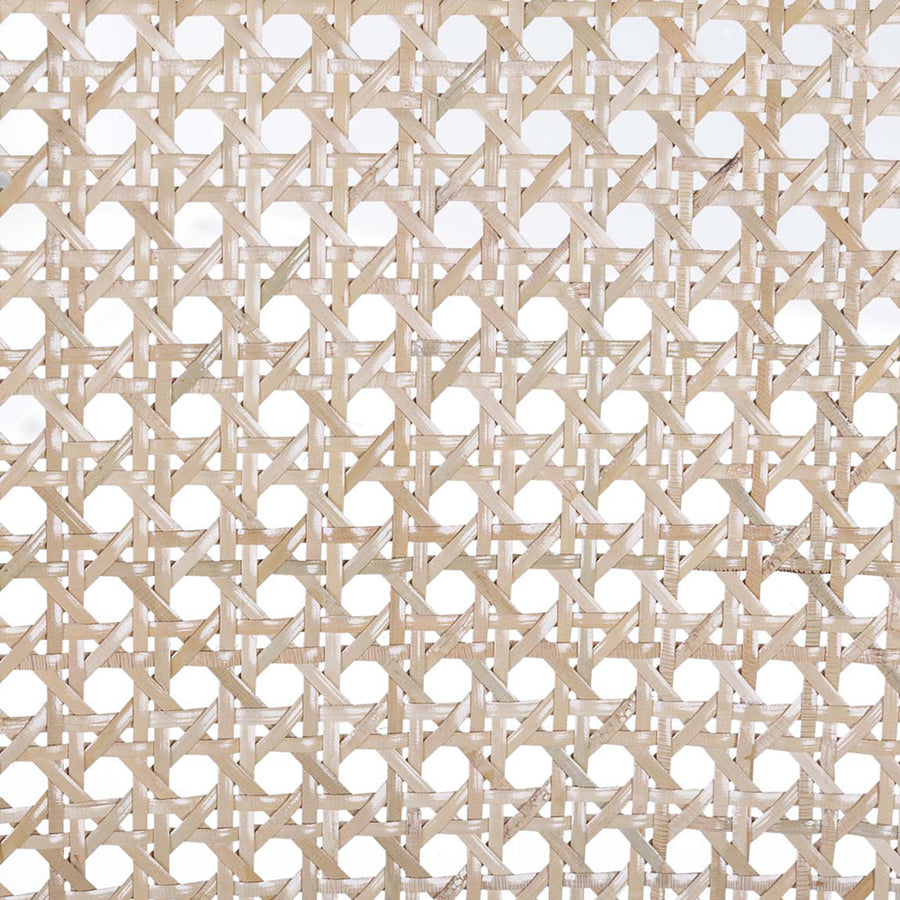 Koloniál stílusú, natúr színű, teakfa étkezőszék rattan háttámlával és bézs ülőfelülettel.