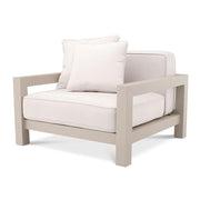 Bézs színű ülő és hátpárnákkal kialakított, formatervezett kerti design fotel.