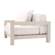 Bézs színű ülő és hátpárnákkal kialakított, formatervezett kerti design fotel.