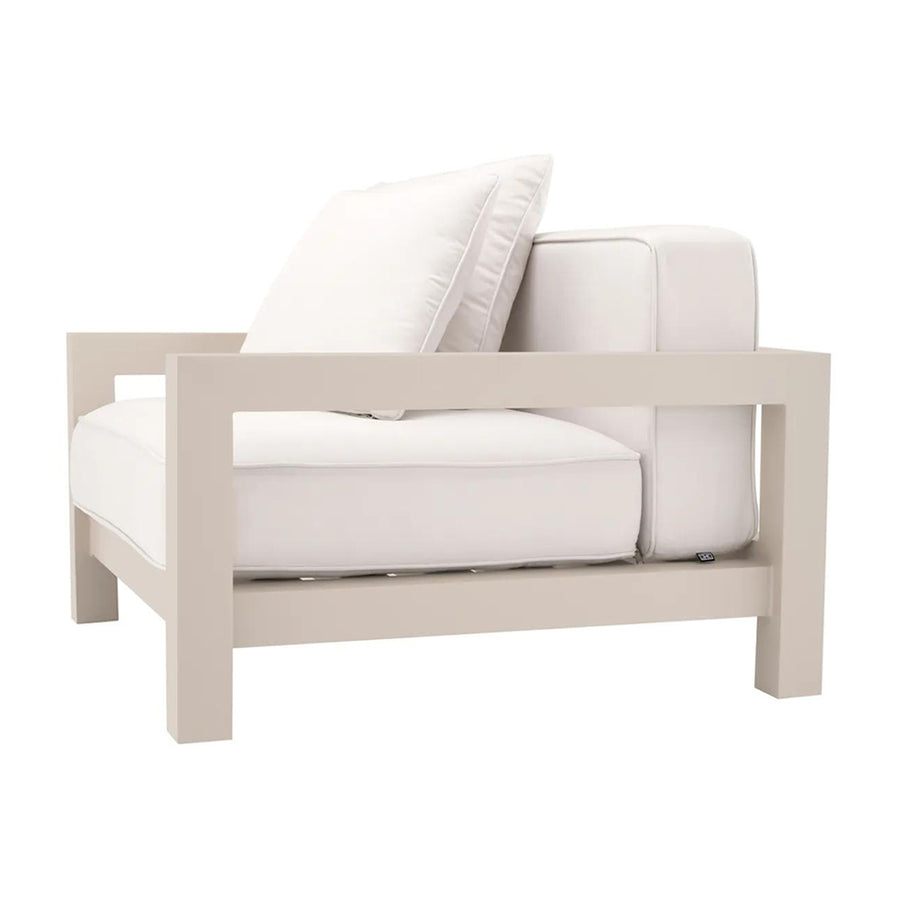 Bézs színű ülő és hátpárnákkal kialakított, formatervezett kerti design fotel.