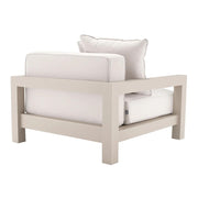 Bézs színű ülő és hátpárnákkal kialakított, formatervezett kerti design fotel.