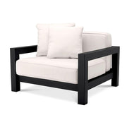 Törtfehér színű ülő és hátpárnákkal kialakított, formatervezett kerti design fotel.