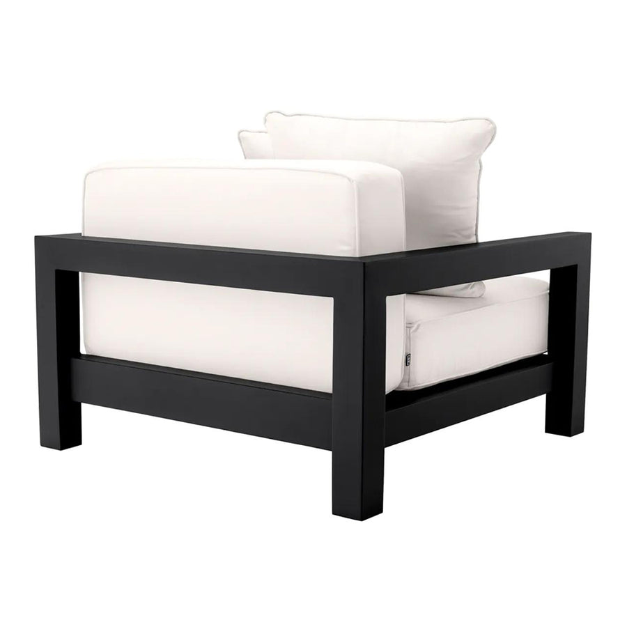 Törtfehér színű ülő és hátpárnákkal kialakított, formatervezett kerti design fotel.