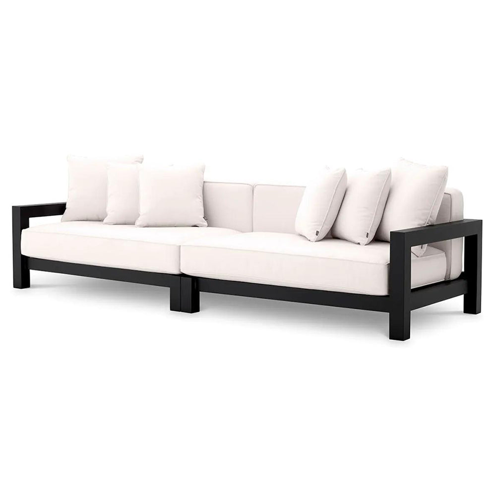 Törtfehér színű ülő és hátpárnákkal kialakított, formatervezett kerti design kanapé.
