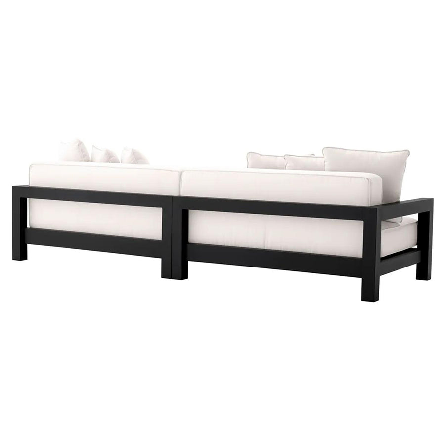 Törtfehér színű ülő és hátpárnákkal kialakított, formatervezett kerti design kanapé.