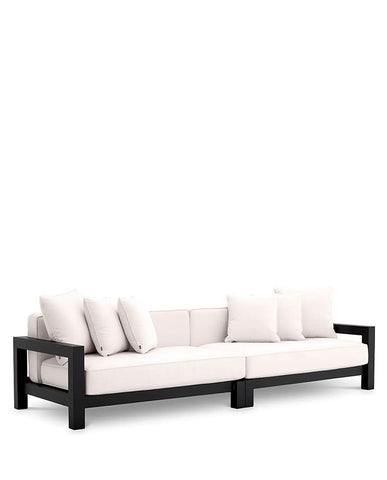 Törtfehér színű ülő és hátpárnákkal kialakított, formatervezett kerti design kanapé.