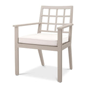 Bézs színű ülőpárnával ellátott, formatervezett kerti design étkezőszék.