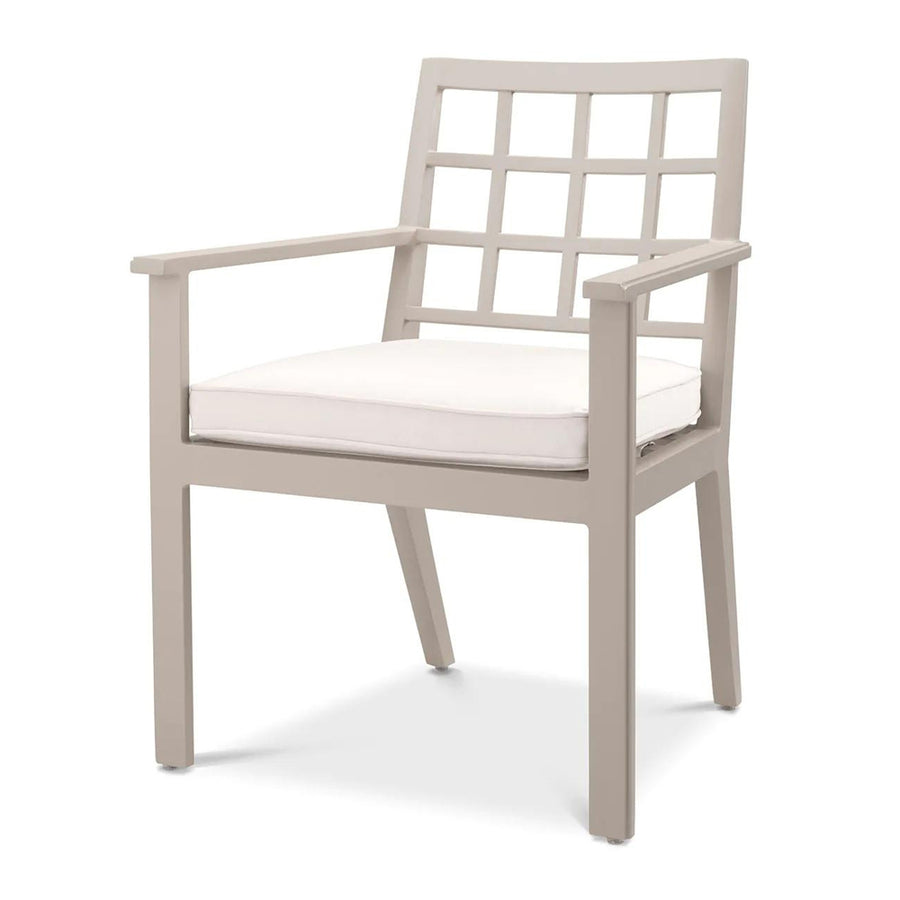 Bézs színű ülőpárnával ellátott, formatervezett kerti design étkezőszék.