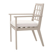 Bézs színű ülőpárnával ellátott, formatervezett kerti design étkezőszék.