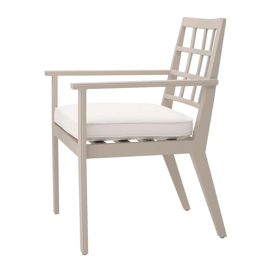 Bézs színű ülőpárnával ellátott, formatervezett kerti design étkezőszék.