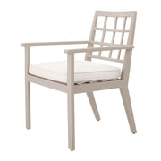 Bézs színű ülőpárnával ellátott, formatervezett kerti design étkezőszék.