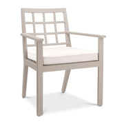 Bézs színű ülőpárnával ellátott, formatervezett kerti design étkezőszék.