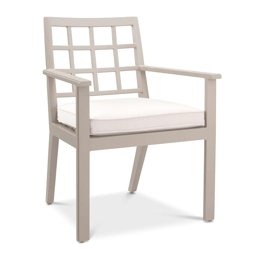 Bézs színű ülőpárnával ellátott, formatervezett kerti design étkezőszék.